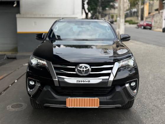 TOYOTA HILUX SW4 2.8 SRX 4X4 7 LUGARES 16V TURBO INTERCOOLER DIESEL 4P AUTOMÁTICO
